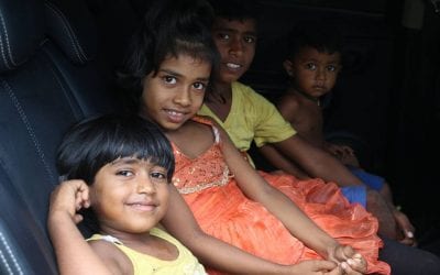 පුත්තලම, මදුරන්කුලිය සෙනෙහසේ චාරිකාවේදී හම්බවුණ මේ පොඩ්ඩන්ට කාර් එකේ යන්න ආසයි කීවා. ඉතිං රවුමක් එක්ක ගියා