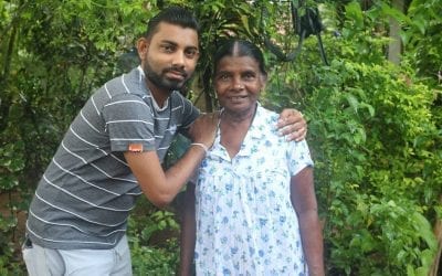 අම්මගෙනුත් ආශිර්වාද අරගෙන කොළඹ ඔෆිස් යන්න ලැහැස්ති වෙනවා