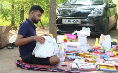 ගුපිල ගුනරත්න අයියා සහ Harsh B’nayaka අක්කා මගේ කෝට්ටේ ඔෆිස් එකට මේ තෑගි ගෙනත් දීලා තිබ්බා