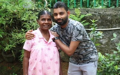 අම්මගෙනුත් ආශිර්වාද අරගෙන ඔෆිස් යනවා