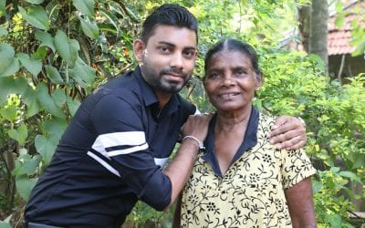 අම්මගෙනුත් ආශිර්වාද අරන් ඔෆිස් යනවා