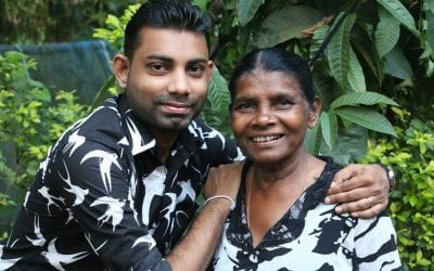 අම්මගෙනුත් ආශිර්වාද අරගෙන කොළඹ යනවා