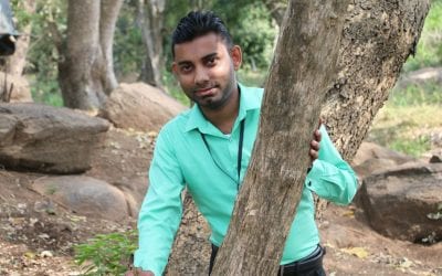 ව්‍යාපෘතිය කරන අතරතුර ගෙදරක පිටුපස