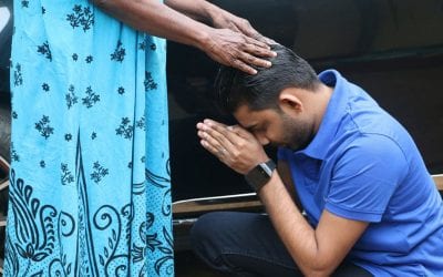 අම්මගෙන් ආශිර්වාද අරගෙන ඔෆිස් යනවා