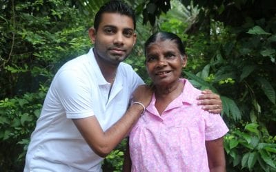 අද අම්මගෙන් ආශිර්වාදත් අරගෙන ඔෆිස් යනවා