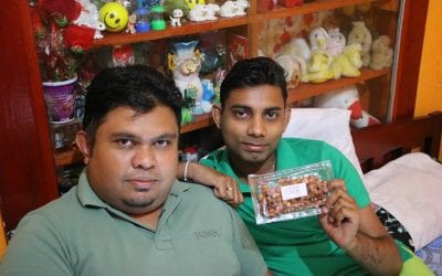 දරුවයි අප්පුච්චයි දෙන්නම ෆෝන් එක ඔබනවා